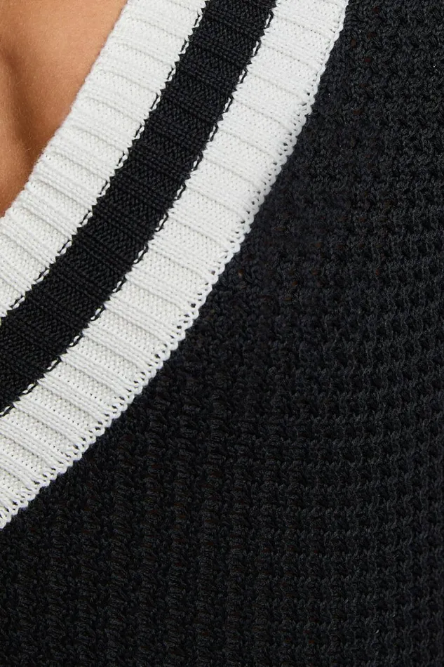 Aleona Top 8211 V Neck Sleeveless Knit Sweater Vest In Black Women Showpo Knitwear
