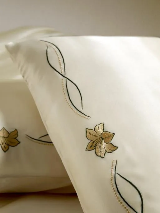 Lilysilk 100 Mulberry Silk Fitted Sheet Bed Set With Exquisite Lily Embroidery USBS5180 Home Silk Bedding Sets