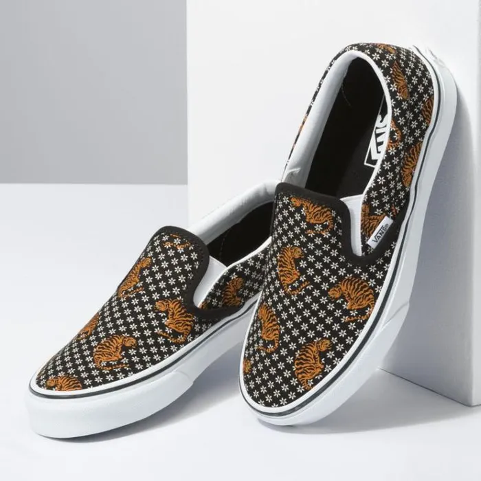 Vans Tiger Floral Classic SlipOn BlackTrue White MensWomens Classics Shoes Vans Tiger Floral Classic SlipOn BlackTrue White MensWomens Classics Shoes