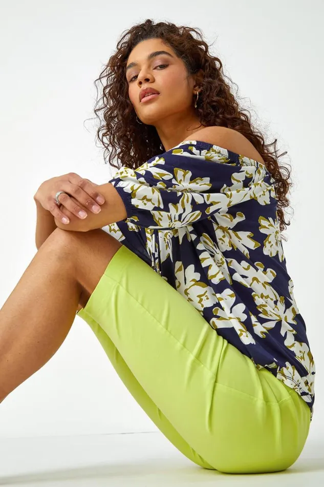 Women Lime Stretch Knee Length Elastic Waist Shorts Roman Trousers
